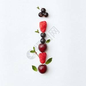 字母I英文字母以自然机浆果的形式出现成熟的新鲜树莓黑色醋栗樱桃绿色薄荷叶白色背景上分离顶部视图水果五颜六色的字图片