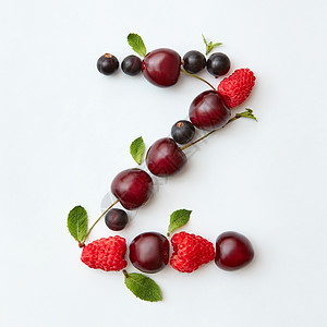 字母z英文字母以自然机浆果的形式出现成熟的新鲜树莓黑色醋栗樱桃绿色薄荷叶白色背景上分离顶部视图orbanic图片