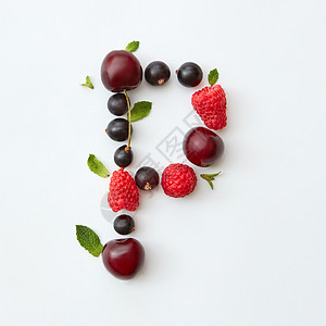 字母p英文字母以自然机浆果的形式出现成熟的新鲜树莓黑色醋栗樱桃绿色薄荷叶白色背景上分离顶部视图浆果图案的字母p图片