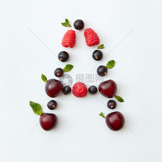字母英文字母的形式,自然机浆果成熟的新鲜树莓,黑色醋栗,樱桃,绿色薄荷叶分离白色背景平躺浆果图案的字母自然成熟图片