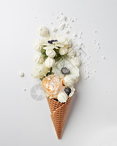 华夫饼锥与花奶油白色背景,平躺,顶部视图华夫饼锥,由花成图片