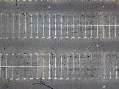 飞行无人机编号位置的停车标记的空中视图停车背景的风景市场附近的空公园,沥青上白色的标线图片