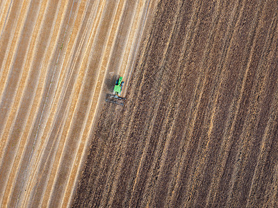 为播种工程准备农业区,收获后用拖拉机种植土壤飞行无人机的空中俯视收获后的农业田部分田间耕田拖拉机播种工程图片