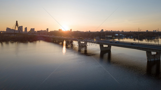 景观日落与悬挂北桥横跨聂伯河,奥博隆区基辅,乌克兰无人机的照片基辅聂伯河北桥日落图片