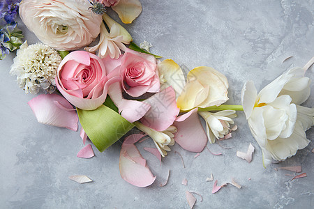 五颜六色的老式玫瑰,把文字放灰色的混凝土背景上新娘美丽的花图片