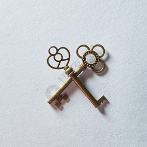 两把古董金色门钥匙隔离白色背景上白色可用于任何情绪想法古董钥匙代表背景上图片