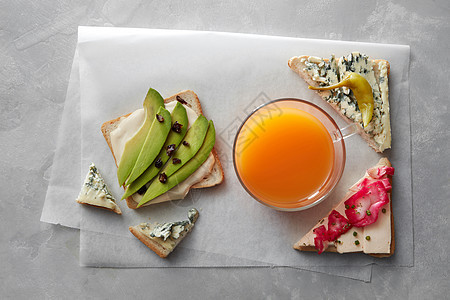 健康三明治与新鲜蔬菜橙汁灰色的石头背景新鲜三明治加果汁图片