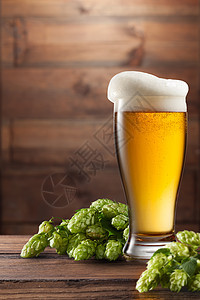 桶啤酒啤酒花棕色的木制背景上啤酒啤酒花图片