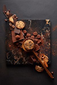 帧自制的饼干,大理石托盘上巧克力糖果,背景黑色的自制饼干巧克力图片