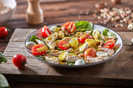 美味开胃的自制沙拉,配上新鲜健康的蔬菜图片