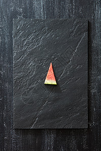 多汁的三角形西瓜片石板板上的黑色混凝土背景与的文本夏日甜点的风景片新鲜的西瓜黑色的石板上,黑色的混凝土图片