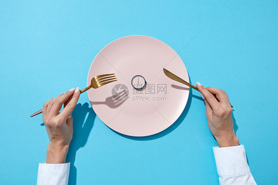 圆表六orsquo时钟女人的手与叉子针物个蓝色的背景与阴影减肥的时间,饮食控制饮食文字的位置白色盘图片