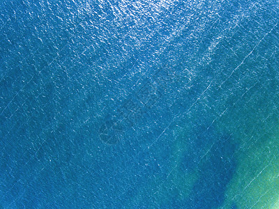 蓝色海夏季晴天无人机的鸟瞰种自然布局无人机海蓝色表的航空摄影自然的夏天背景图片