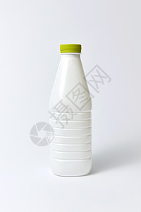 空白瓶用于乳制品,绿色盖子来自塑料,模拟浅灰色背景上,白色塑料瓶用于牛奶,模拟浅背景上图片