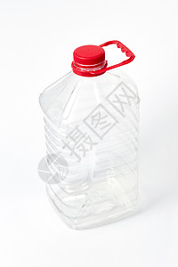 透明塑料大罐,用于水其他液体,红色盖浅灰色背景上,模型大塑料瓶,用于同的液体个轻的背景模拟图片