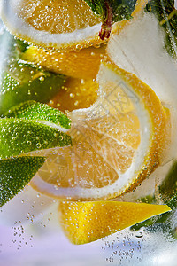 新鲜石灰柠檬片的观照片,璃中气泡夏天的冷饮片柠檬石灰,杯子里气泡的水清爽柠檬水的观照片图片