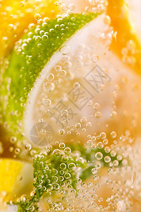 刚柠檬水的照片,杯子里石灰柠檬气泡夏天清爽的饮料自制清爽饮料,由柠檬石灰片与气泡夏季健康柠檬水的观照片图片