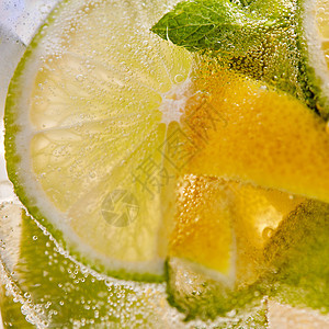 璃与个寒冷的清爽自制柠檬水与部分石灰,柠檬,薄荷叶加气气泡观夏季饮料背景观背景柠檬水与柠檬片气泡的空气图片