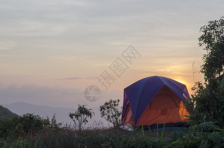 娱乐活动区帐篷营地,日落时间与日出附近的高山湖图片