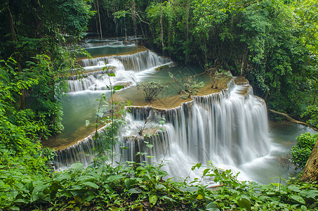 泰国坎川布里省秋林美丽的瀑布图片