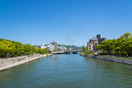 日本广岛火焰背后的广岛纪念馆的景色博物馆位于广岛平纪念公园图片