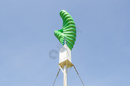 风力涡轮机蓝天背景下的垂直螺旋形状图片