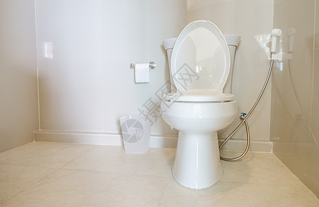浴室里的白色马桶背景图片