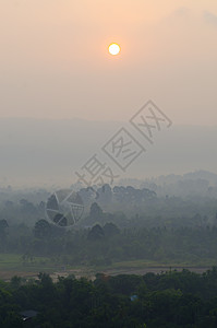 夕阳下的山图片