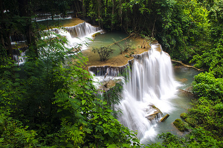 泰国坎川布里省秋林美丽的瀑布图片