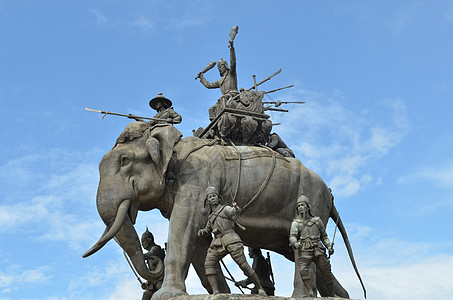 蓝色天空中的大象雕像,泰国苏潘布里省纳雷斯安国王的纪念碑图片