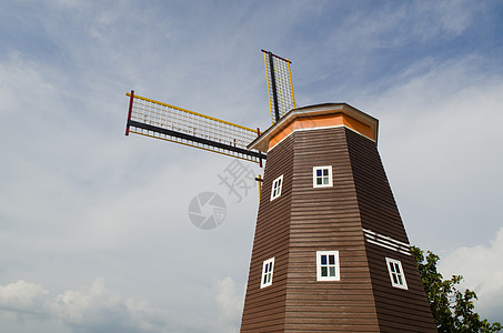 传统的荷兰风车蓝天高清图片