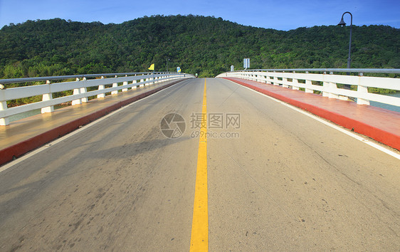 沥青路蓝天山图片