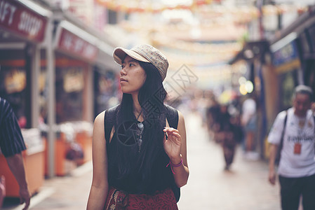 新加坡的旅行者女背包客行走中国城镇背景图片