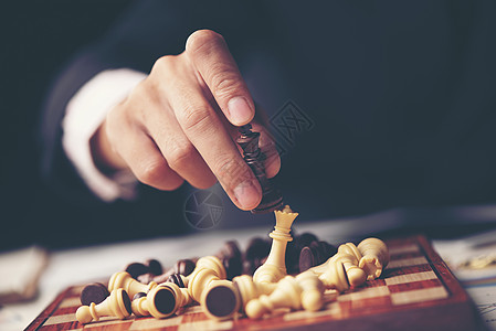 商人玩国际象棋商业战略战术的图片