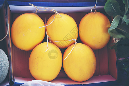 甜瓜放市场上的水果板上图片