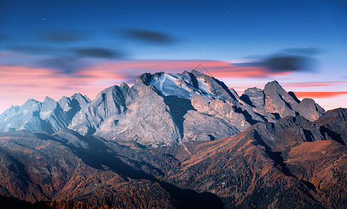 意大利的白云岩,秋天的月光照亮了山峰美丽的风景与山,森林山上,蓝天与粉红色的云,星星黄昏意大利阿尔卑斯山高岩石图片
