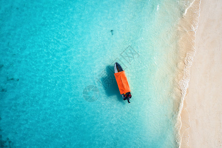 夏天阳光明媚的日子里,清澈的碧水中俯瞰渔船无人驾驶的船,沙滩上俯瞰印度洋非洲桑给巴尔旅行景观与摩托艇,海背景图片