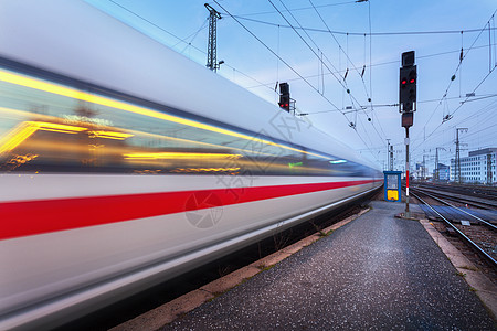 铁路轨道上的高速客运列车夜间运行模糊的通勤列车德国纽伦堡黄昏火车站铁路旅游,铁路旅游工业景观图片