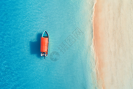 夏天阳光明媚的日子里,清澈的碧水中俯瞰渔船船的空中俯瞰,沙滩印度洋桑给巴尔,非洲景观与摩托艇清澈的大海背景图片