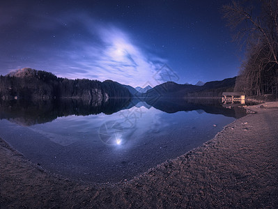 五颜六色的夜景,湖,山,森林,星星,满月,紫色的天空云彩反射水中德国阿尔普西湖的春天之夜全景照片自然背景图片