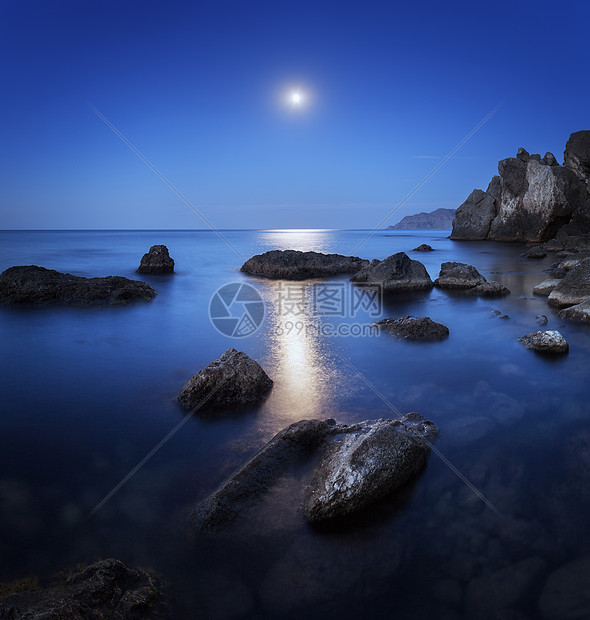 五颜六色的夜景,满月,月径岩石夏天海上的山景图片
