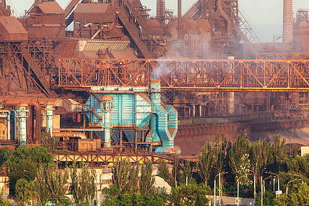 生锈的钢铁工厂,日落时烟囱冶金厂钢铁厂,钢铁厂欧洲的重工业烟囱的空气污染,生态问题工业景观图片