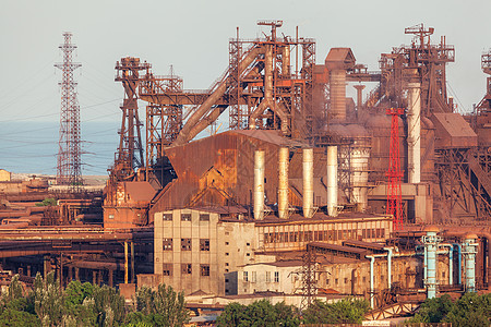 生锈的钢铁工厂,日落时烟囱冶金厂钢铁厂,钢铁厂欧洲的重工业烟囱的空气污染,生态问题工业景观背景图片