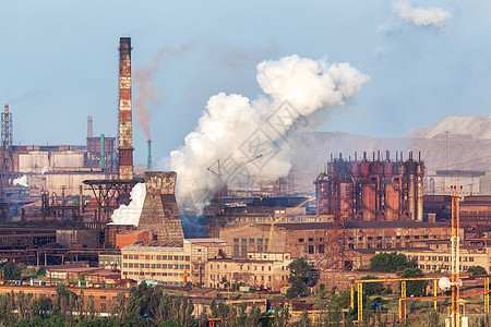 日落时烟囱的钢厂冶金厂钢铁厂,钢铁厂欧洲的重工业烟囱的空气污染,生态问题工业景观背景图片