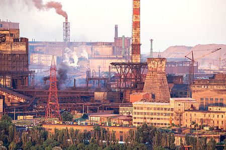乌克兰的工业景观日落时烟雾弥漫的钢厂烟的管子冶金厂钢铁厂,钢铁厂重工业生态问题,大气污染物背景图片