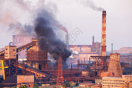 乌克兰的工业景观日落时烟雾弥漫的钢厂烟的管子冶金厂钢铁厂,钢铁厂重工业生态问题,大气污染物图片