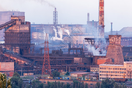 乌克兰的工业景观日落时的钢厂烟的管子冶金厂钢铁厂,钢铁厂欧洲的重工业烟囱的空气污染,生态问题图片