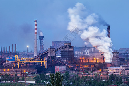 晚上白烟的冶金厂烟囱的钢厂钢铁厂,钢铁厂重工业烟囱的空气污染,生态问题黄昏时的工业景观图片