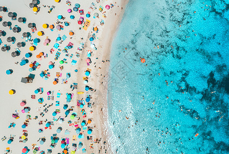 鸟瞰沙滩与五颜六色的雨伞,游泳的人,海岸与透明的蓝色水阳光明媚的日子夏天西牙巴利阿里群岛马略卡岛旅行的风景图片
