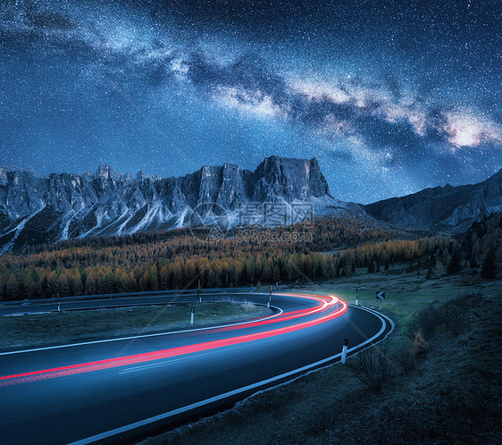 夜晚山路上的银河秋天蜿蜒的道路上模糊的汽车前灯美丽的风景,蓝色的星空,银河,轻盈的小径,岩石,树木公路秋天图片